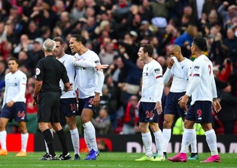  利物浦争议判罚，VAR取消萨拉赫有效进球引争议  